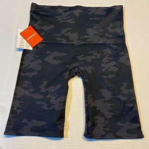 NWT Spanx Women's Black‎ Camo Slimming Pull on Bike Shorts Yoga Hiking Athletic